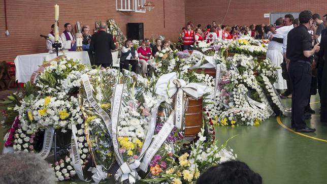 Miles de personas despiden en Monterrubio de la Serena a los cinco niños muertos en el accidente