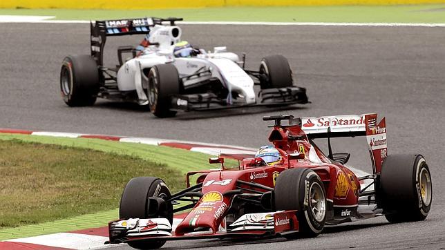 Alonso se libró de ser doblado por los Mercedes