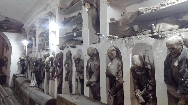 Muerte y misticismo en las catacumbas de las 8.000 momias de Palermo
