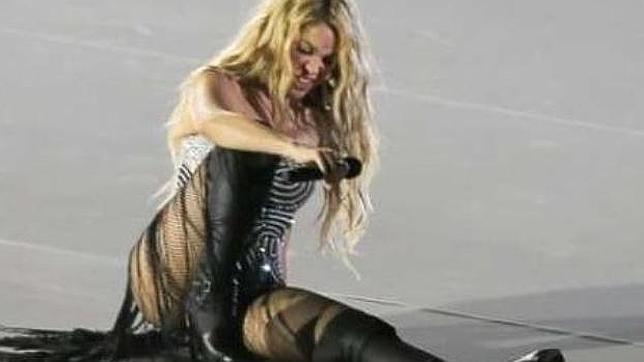 La dolorosa caída de Shakira sobre el escenario