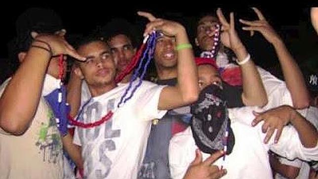 Gestos y vestimenta propia de los Dominican Don't Play