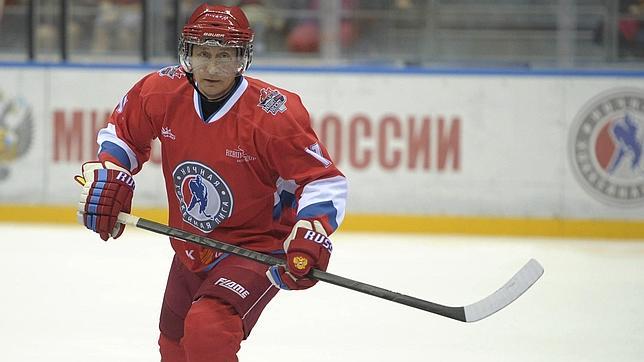 Vladimir Putin participa en un partido de jockey sobre hielo, este sábado en Sochi