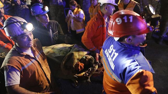 El fuego y el gas dificultan el rescate de los más de 400 mineros atrapados en Turquía