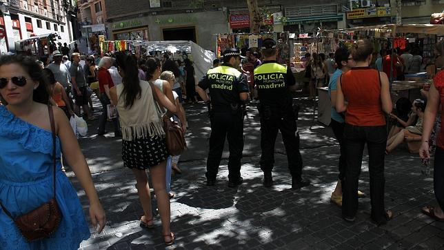 La Policía Municipal, en el Rastro de Madrid
