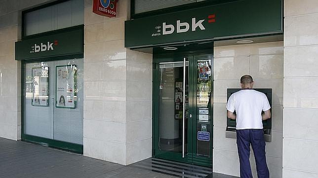 Las tres cajas vascas se fusionaron en Kutxabank, que también asumió el negocio de Cajasur