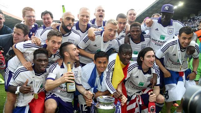El Anderlecht celebra la Liga belga que ganó ayer