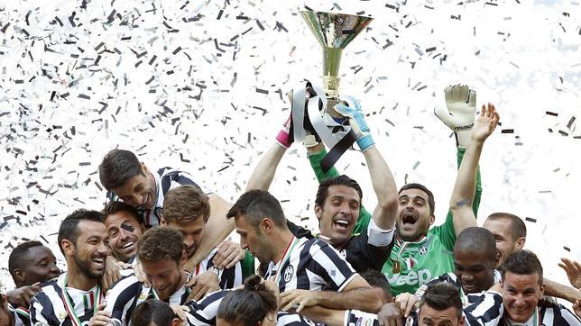 Gianluigi Buffon, capitán y portero titular de la Juventus, levanta el título del Scudetto
