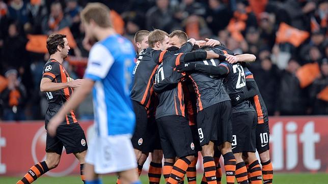 El Shakhtar Donetsk, campeón de Ucrania, celebra un gol en su campo ante la Real Sociedad en Champions League