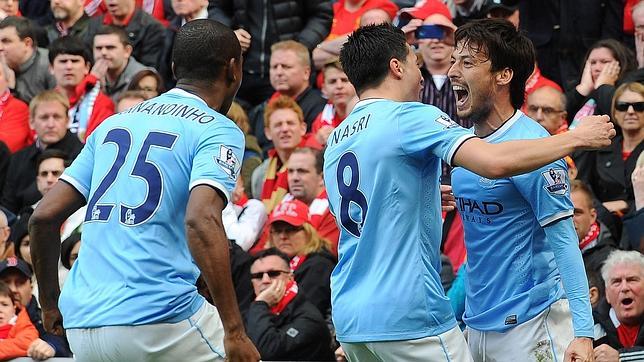 David Silva celebra el gol que anotó en Anfield ante el Liverpool