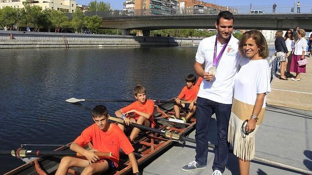 La alcaldesa, Ana Botella, junto al medallista Saúl Craviotto en la inuguración del canal municipal de remo