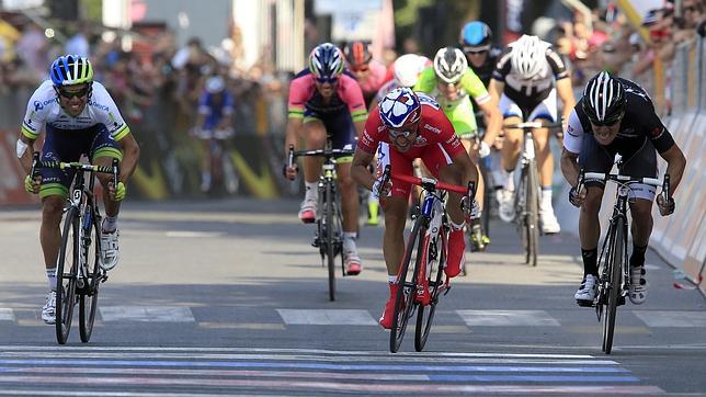 Tercera etapa para Bouhanni al sprint