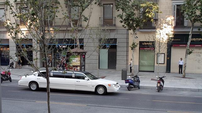 Una limusina recorre la Calle Serrano