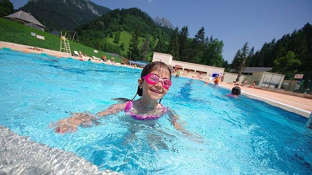 Así tus hijos estarán seguros mientras se bañan en la piscina