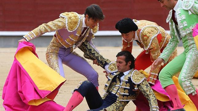 David Mora pasa la noche con «muchos dolores», aunque «estable y sin fiebre»