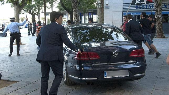 Radicales independentistas lanzan botellas y piedras contra el ministro Montoro