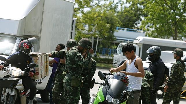 El Ejército tailandés controla las calles de Bangkok endurante la jornada del jueves