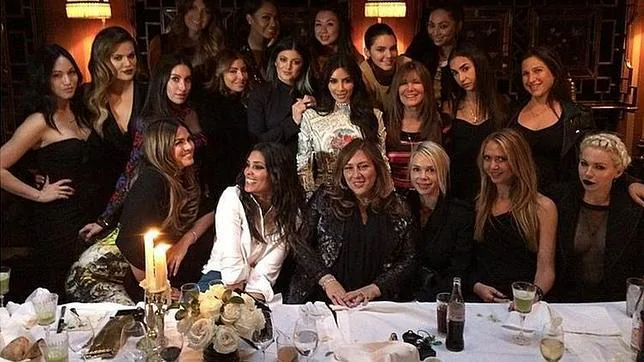 Kim Kardashian celebra su despedida de soltera en París junto a varias amigas