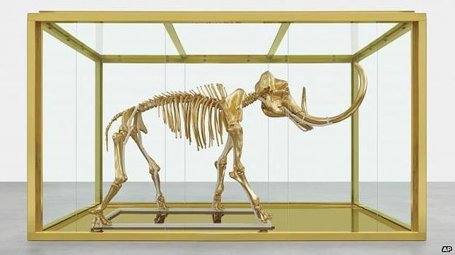 Subastan un mamut dorado por 11 millones de euros