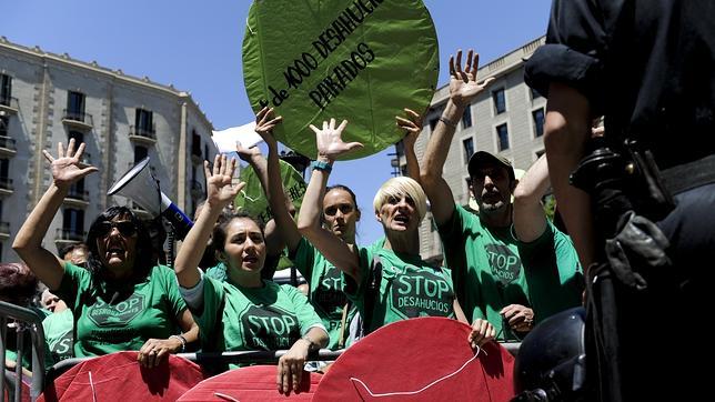 Los Mossos protegen con escudos a Camacho y Fisas tras un acto electoral del PP en Blanes