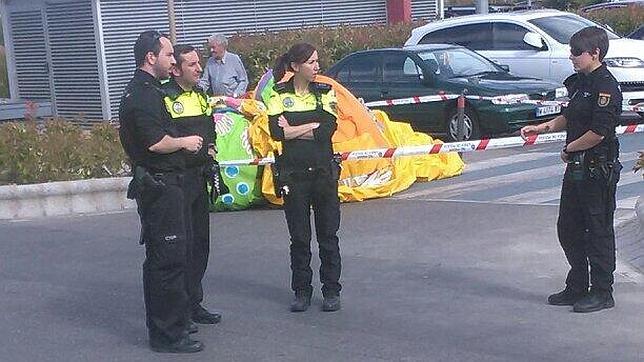 Un castillo hinchable sale volando con cuatro niños dentro en Parque Sur