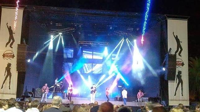 Instante de una actuación de la orquesta que amenizará la fiesta el domingo