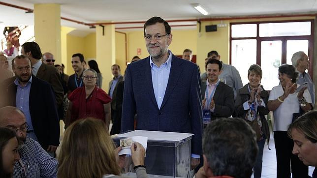 Rajoy insta a los españoles a acudir a las urnas tras ejercer su derecho al voto