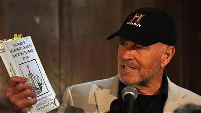 La rueda de prensa de Clifford con su gorra del canal History, que patrocina esta búsqueda