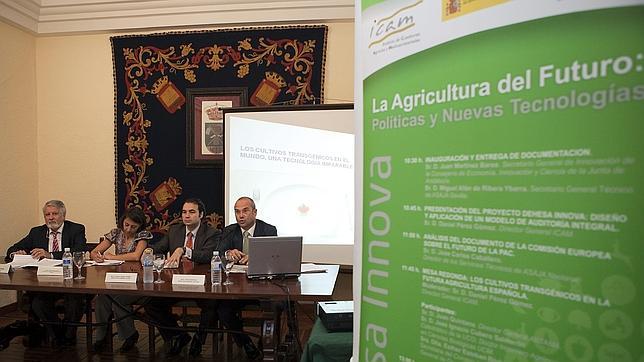 Mesa redonda en la Cámara Agraria sobre alimentos transgénicos en 2010