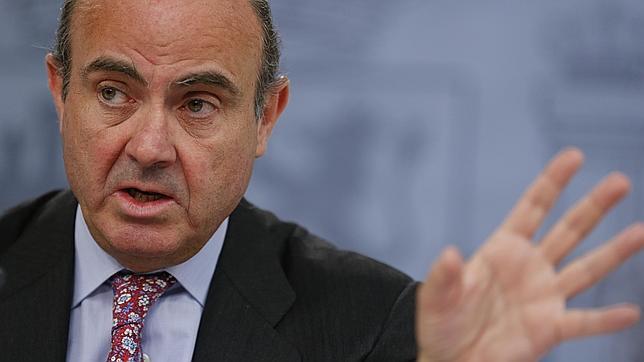 De Guindos afirma que el Gobierno no tiene que seguir al pie de la letra» al FMI