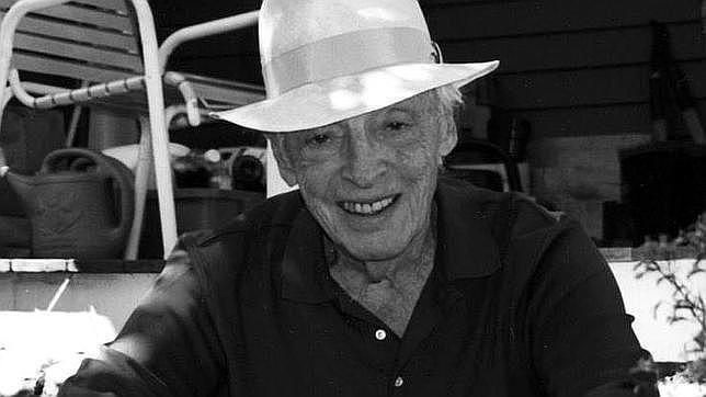 Saul Bellow, en las escaleras de su casa en Vermont
