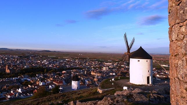 Los molinos de Consuegra vigilan con gran recelo la localidad toledana