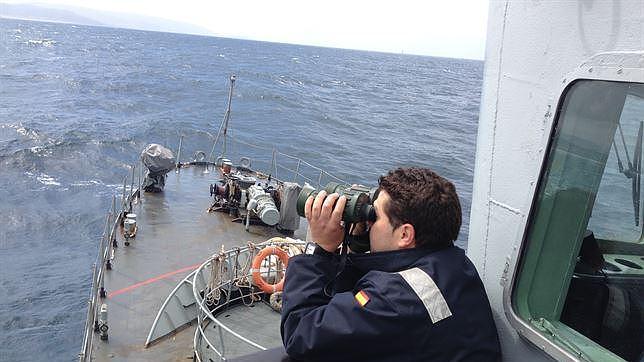 Un patrullero de la Armada participa en la búsqueda de los percebeiros desaparecidos