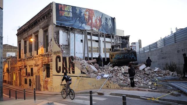 El Ayuntamiento paraliza el derribo de Can Vies