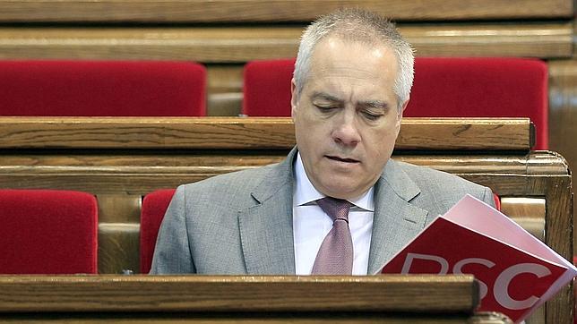 Navarro descarta dimitir y busca reconciliarse con los díscolos