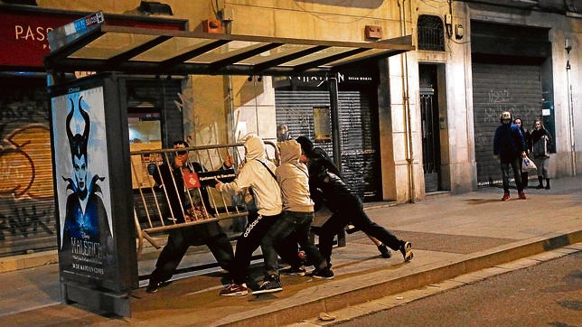 Los antisistema imponen «técnicas de guerrilla» en los actos pacíficos