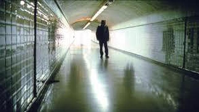 Un pasillo desierto con un personaje caminando anticipa el peligro