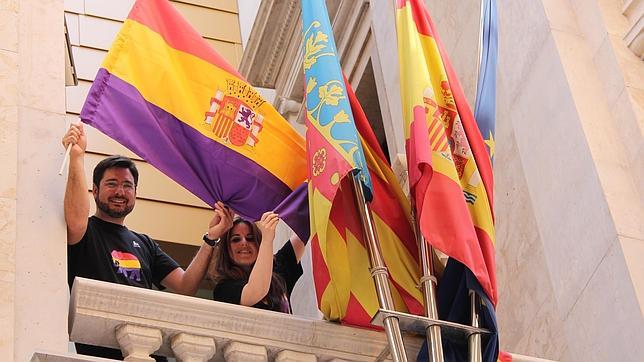 IU «proclama» la República en Valencia