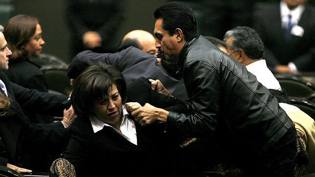Diputados de ambos bandos se liaron a puñetazos en la ceremonia de toma de posesión de Felipe Calderón