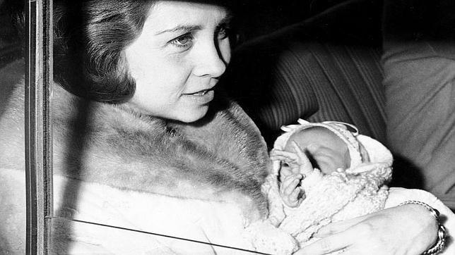 Doña Sofía sale de la clínica con su hijo Don Felipe en brazos