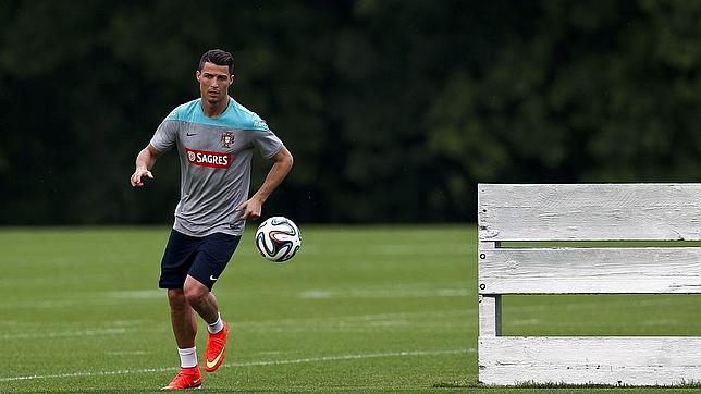La Federación Portuguesa admite que Ronaldo sufre una tendinitis en la rodilla