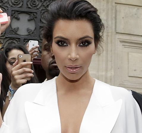 Kanye West regala a Kim Kardashian un retrato de ella desnuda