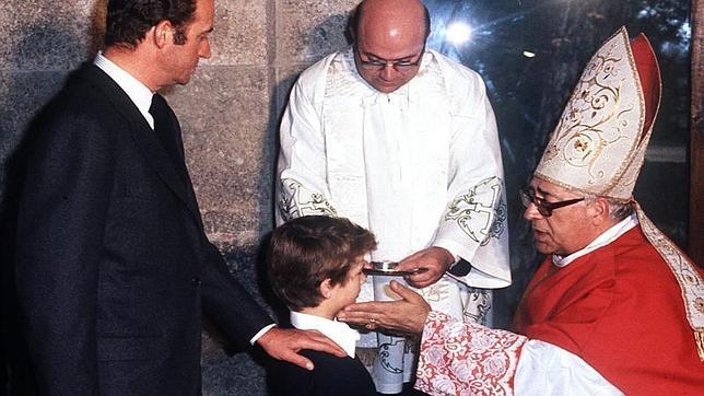 En mayo de 1975, en la capilla del Palacio de la Zarzuela, el Príncipe recibía la Primera Comunión