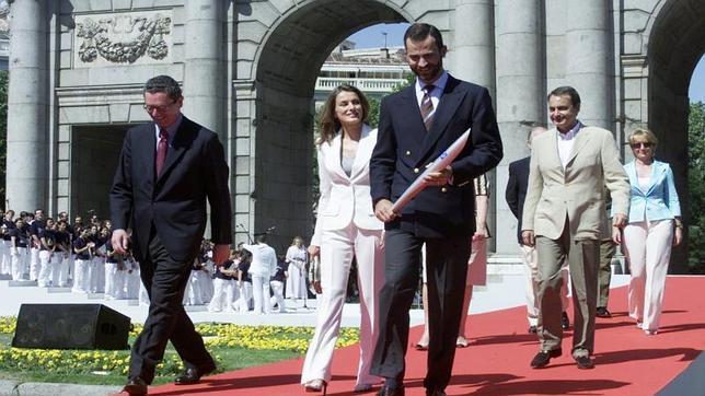 Don Felipe y Doña Letizia encienden la llama olímpica en la Puerta de Alcalá