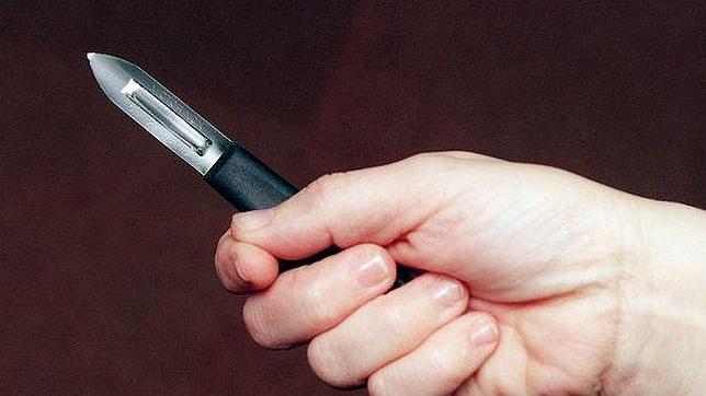 Roba un coche a un pensionista con un pelapatatas en el Reino Unido