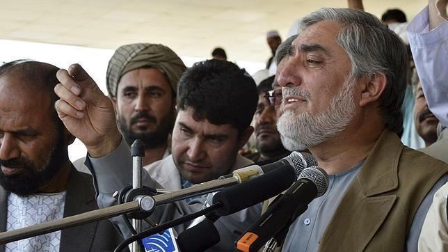 El candidato a la presidencia afgana Abdulá Abdulá sale ileso de un ataque con bomba