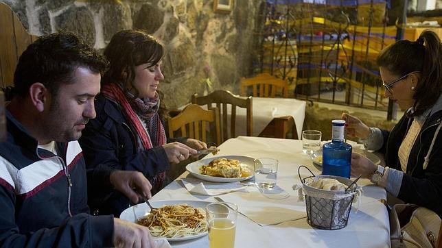 Varios clientes degustan un plato de pasta a tres euros