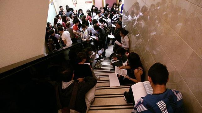 Los alumnos repasan sus apuntes antes de entrar a una de las pruebas