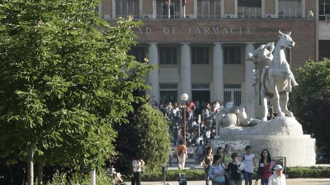 La facultad se colma de estudiantes durante propios y ajenos durante los exámenes