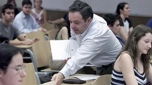 Un profesor recoge las pruebas cuando ha finalizado el tiempo reglamentario