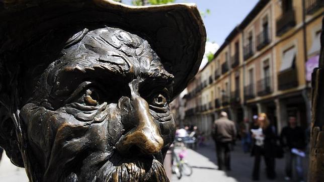 La estatua de Don Quijote preside la Plaza Mayor de la ciudad